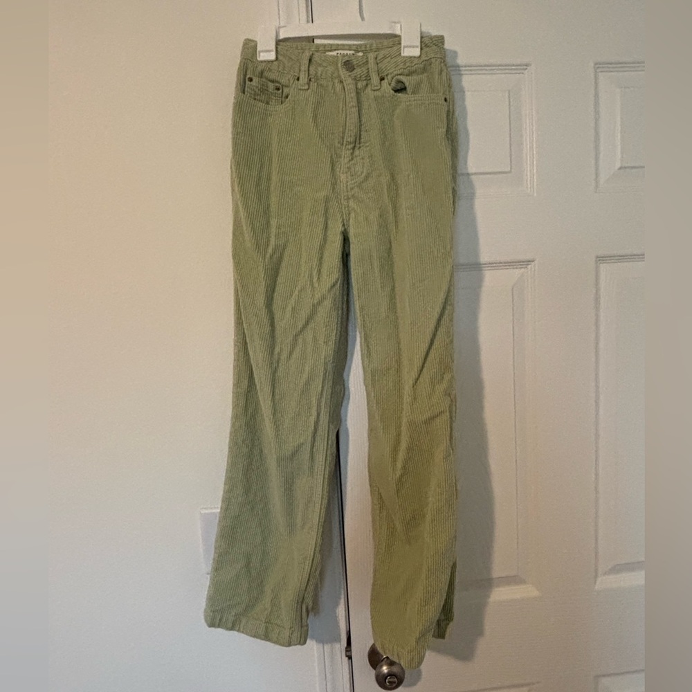 PacSun 90’s boyfriend pistachio color corduroy pant
24 in. waist & 37 in. length